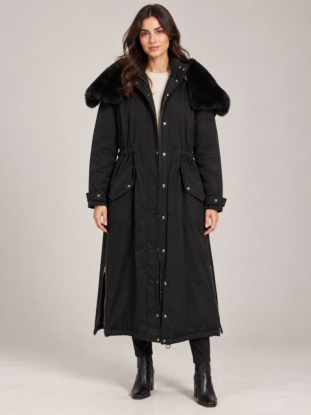 Emma & Gaia – Cappotto lungo nero con cappuccio – vista fronte su modella, immagine elaborata con IA