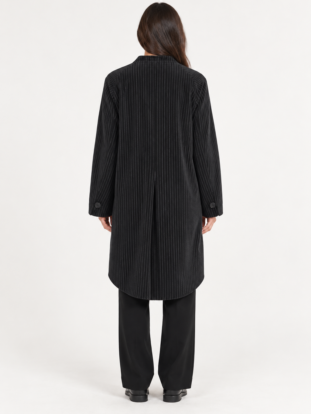 Cappotto donna Alessia Santi gessato in cotone su modella, retro – immagine elaborata con IA