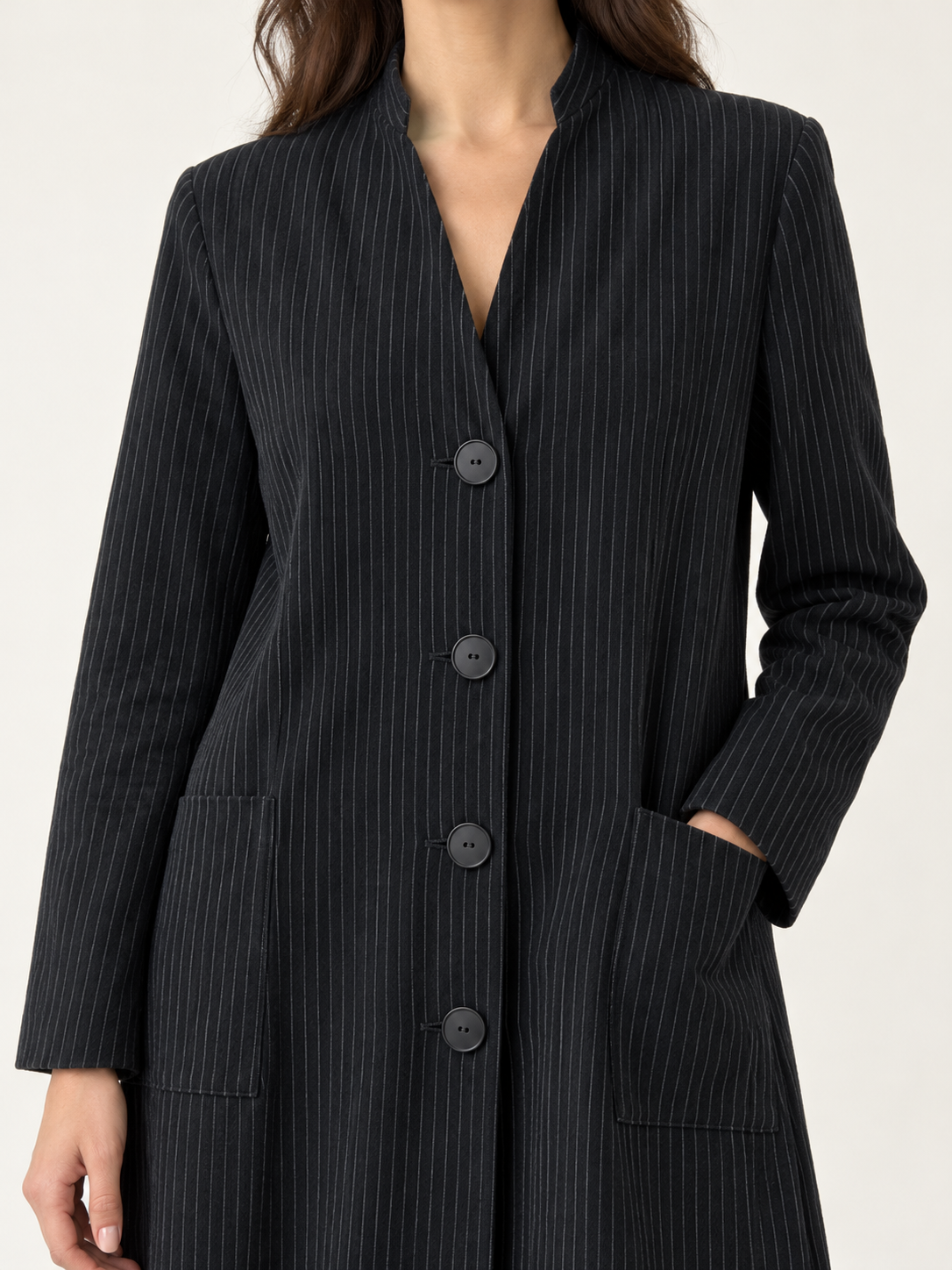 Cappotto donna Alessia Santi gessato in cotone su modella, dettaglio – immagine elaborata con IA