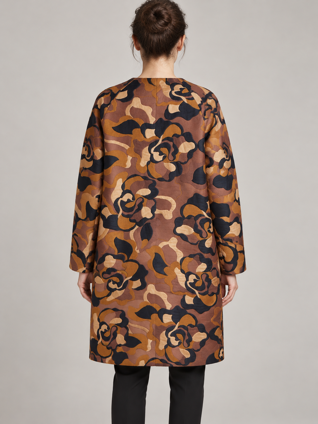 Cappotto donna Malìparmi fantasia floreale, retro su modella – immagine elaborata con IA