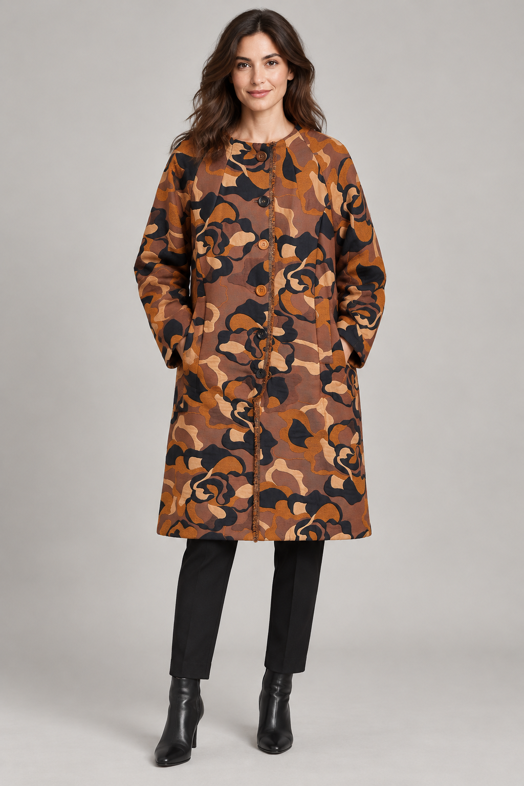 Cappotto donna Malìparmi fantasia floreale, fronte su modella – immagine elaborata con IA