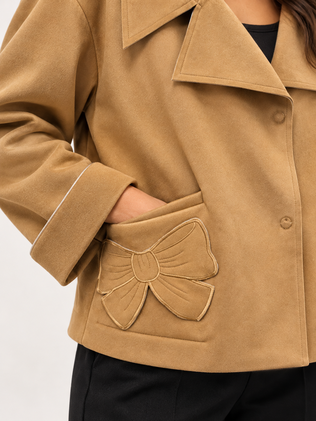 Giubbino donna Motel cammello con fiocchi su modella, dettaglio – immagine elaborata con IA