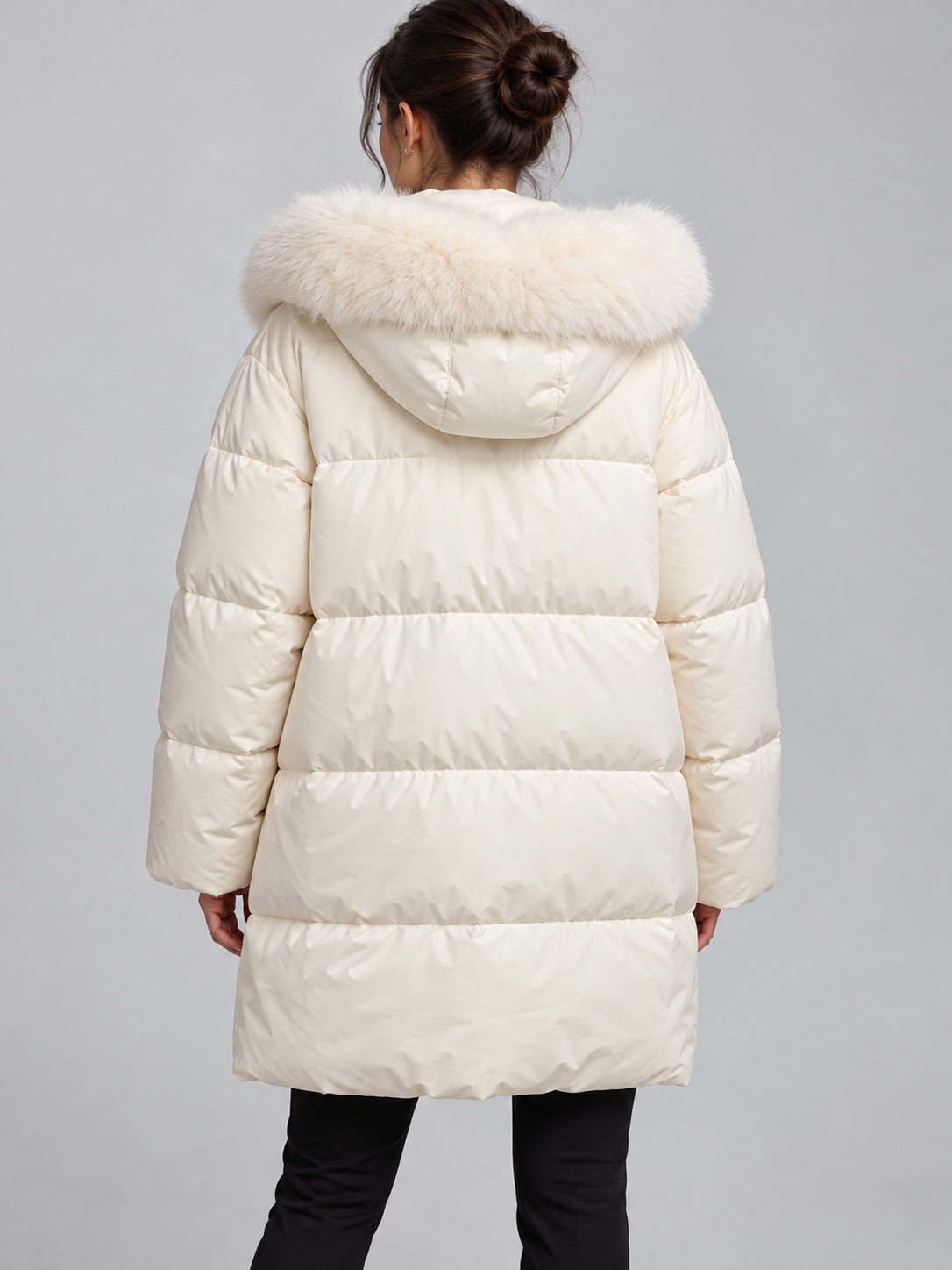 Piumino donna Pinko panna con cappuccio, retro su modella – immagine elaborata con IA