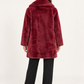 Cappotto donna HAVEONE effetto pelliccia bordeaux su modella, retro – immagine elaborata con IA