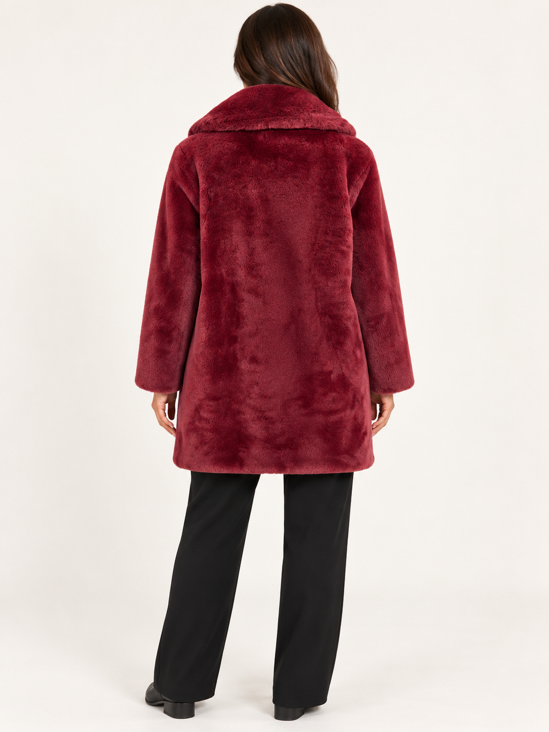 Cappotto donna HAVEONE effetto pelliccia bordeaux su modella, retro – immagine elaborata con IA
