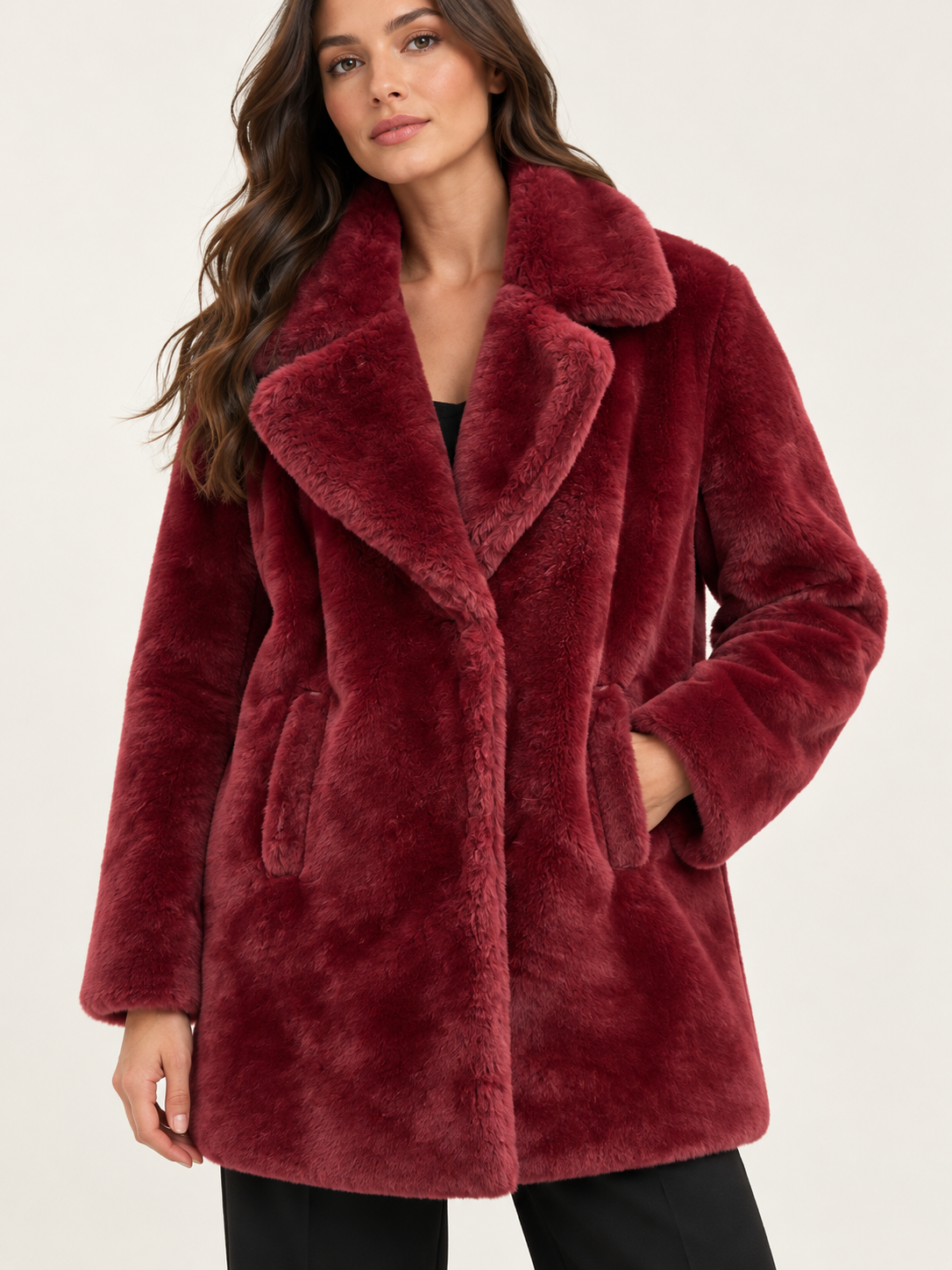 Cappotto donna HAVEONE effetto pelliccia bordeaux su modella, dettaglio – immagine elaborata con IA