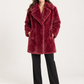 Cappotto donna HAVEONE effetto pelliccia bordeaux su modella, fronte – immagine elaborata con IA