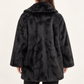 Cappotto donna HAVEONE effetto pelliccia nero su modella, retro – immagine elaborata con IA