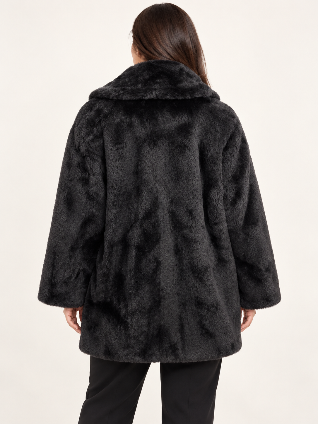Cappotto donna HAVEONE effetto pelliccia nero su modella, retro – immagine elaborata con IA