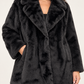 Cappotto donna HAVEONE effetto pelliccia nero su modella, dettaglio – immagine elaborata con IA