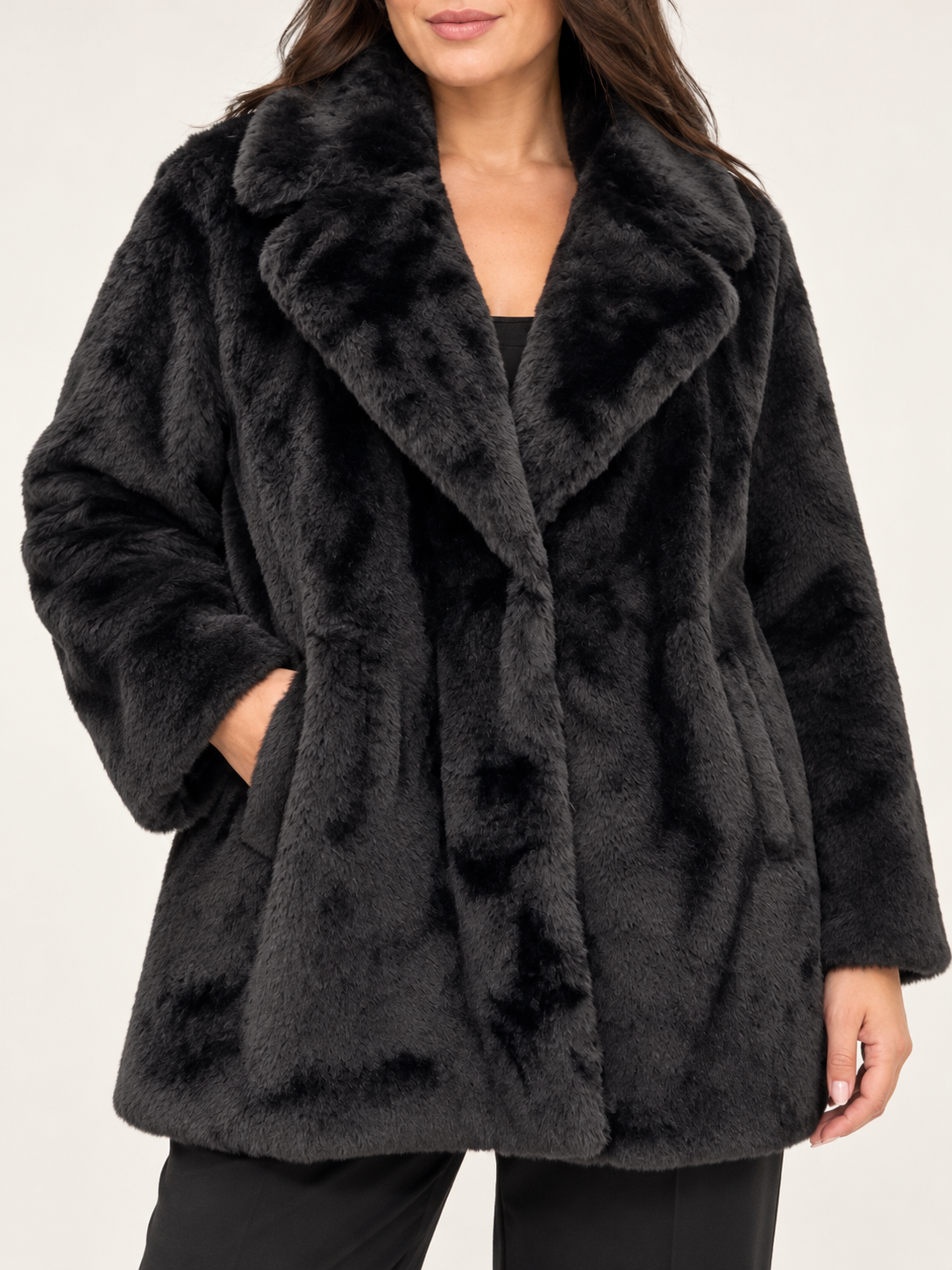 Cappotto donna HAVEONE effetto pelliccia nero su modella, dettaglio – immagine elaborata con IA