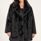 Cappotto donna HAVEONE effetto pelliccia nero su modella, fronte – immagine elaborata con IA