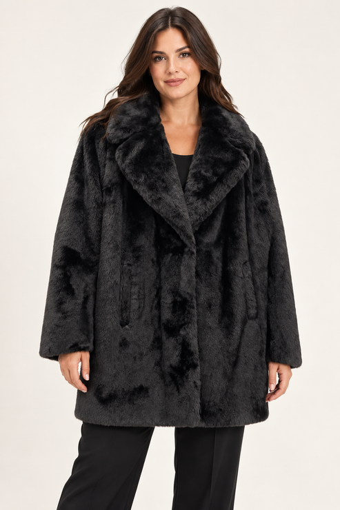 Cappotto donna HAVEONE effetto pelliccia nero su modella, fronte – immagine elaborata con IA