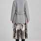 Cappotto donna Tensione In grigio con paillettes, retro su modella – immagine elaborata con IA