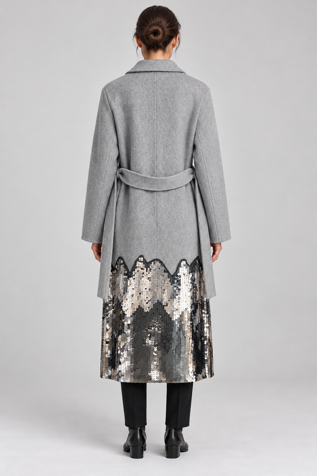 Cappotto donna Tensione In grigio con paillettes, retro su modella – immagine elaborata con IA