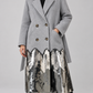 Cappotto donna Tensione In grigio con paillettes, dettaglio su modella – immagine elaborata con IA