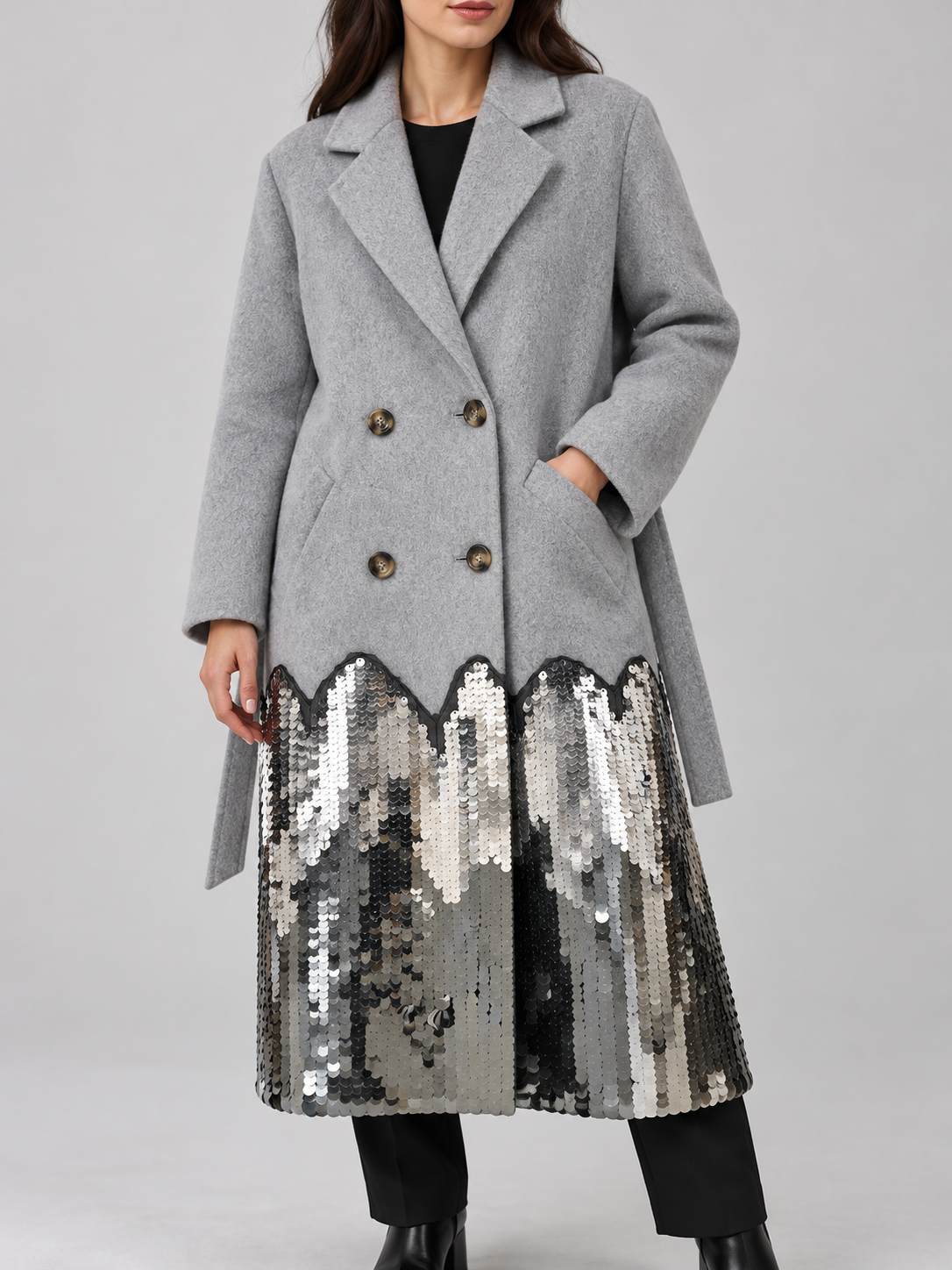 Cappotto donna Tensione In grigio con paillettes, dettaglio su modella – immagine elaborata con IA