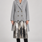 Cappotto donna Tensione In grigio con paillettes, fronte su modella – immagine elaborata con IA