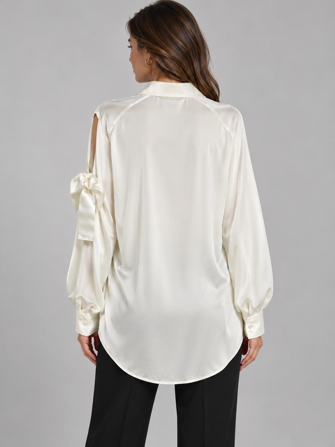 Camicia donna Pinko avorio con fiocco - retro su modella, elaborata con IA