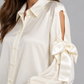 Camicia donna Pinko avorio con fiocco - dettaglio su modella, elaborata con IA