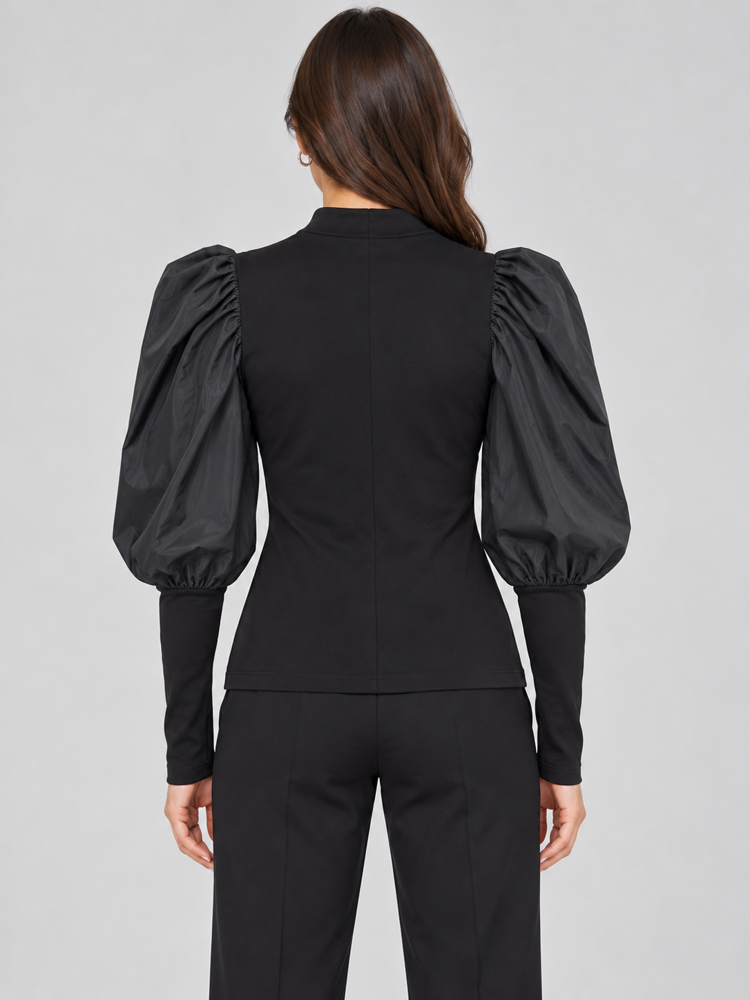Maglia donna Imperial nera con maniche a sbuffo - retro su modella, elaborata con IA