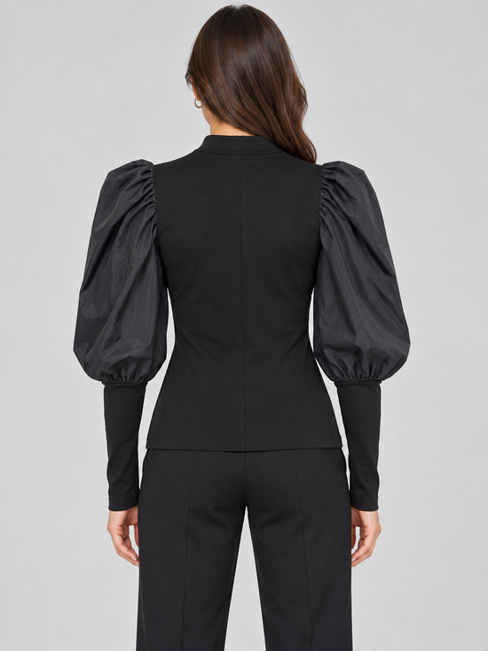 Maglia donna Imperial nera con maniche a sbuffo - retro su modella, elaborata con IA