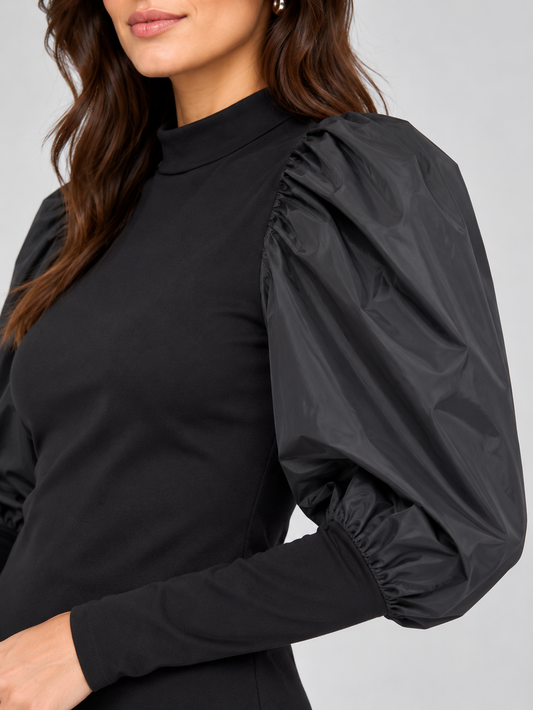Maglia donna Imperial nera con maniche a sbuffo - dettaglio su modella, elaborata con IA