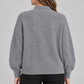 Maglione donna HAVEONE grigio con dettagli gioiello - retro su modella, elaborata con IA