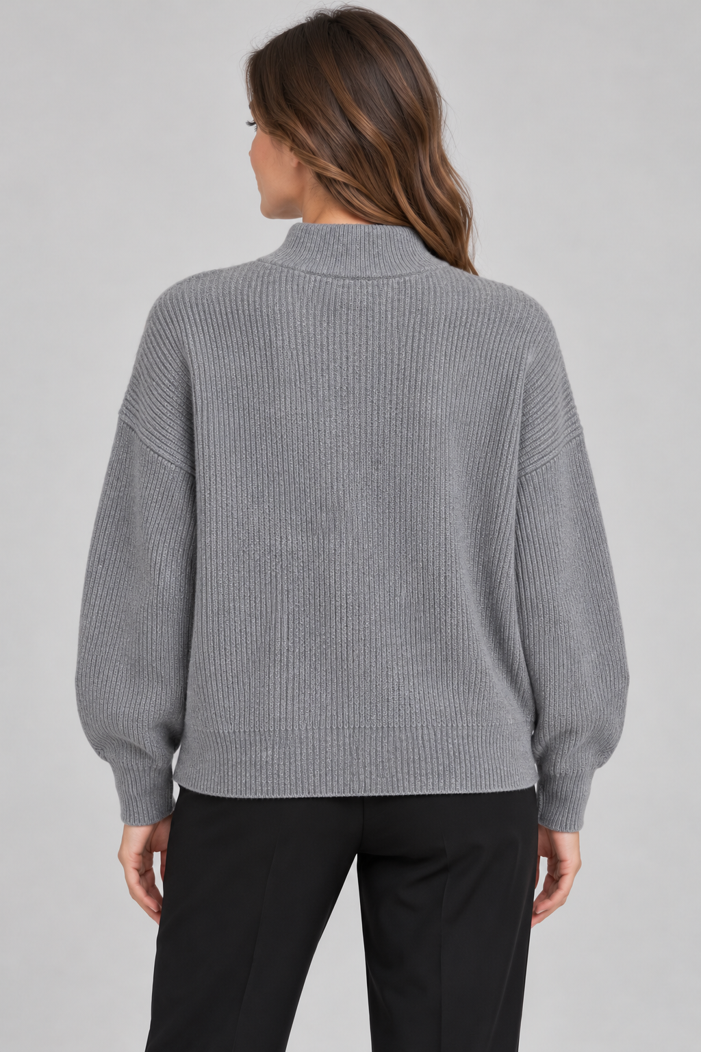 Maglione donna HAVEONE grigio con dettagli gioiello - retro su modella, elaborata con IA