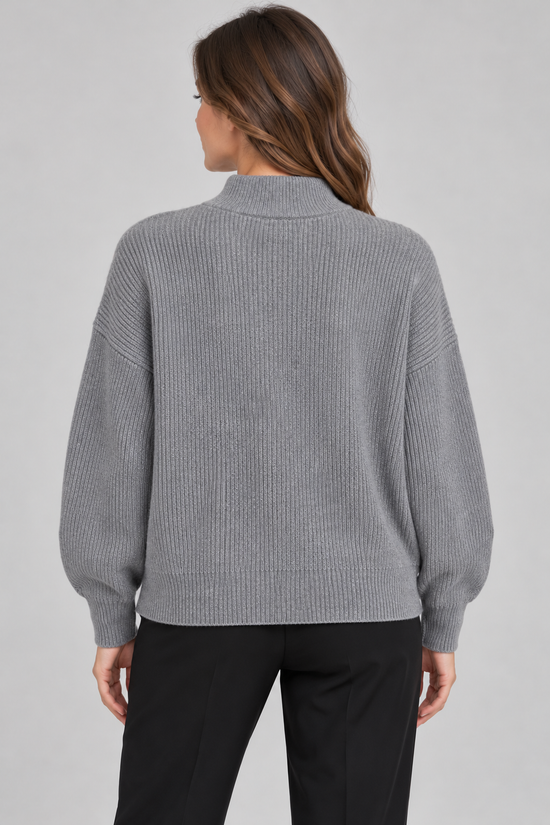 Maglione donna HAVEONE grigio con dettagli gioiello - retro su modella, elaborata con IA