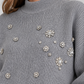 Maglione donna HAVEONE grigio con dettagli gioiello - dettaglio su modella, elaborata con IA