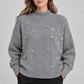 Maglione donna HAVEONE grigio con dettagli gioiello - fronte su modella, elaborata con IA
