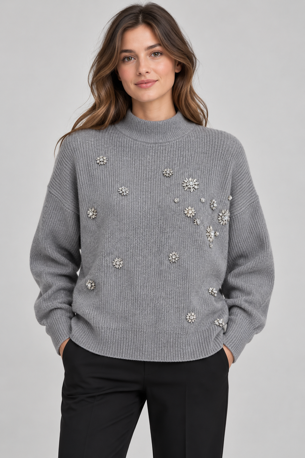 Maglione donna HAVEONE grigio con dettagli gioiello - fronte su modella, elaborata con IA