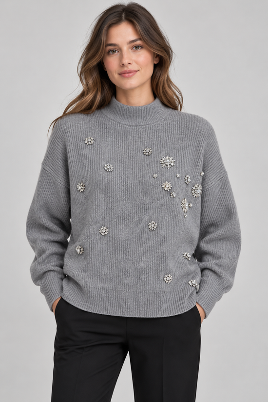 Maglione donna HAVEONE grigio con dettagli gioiello - fronte su modella, elaborata con IA