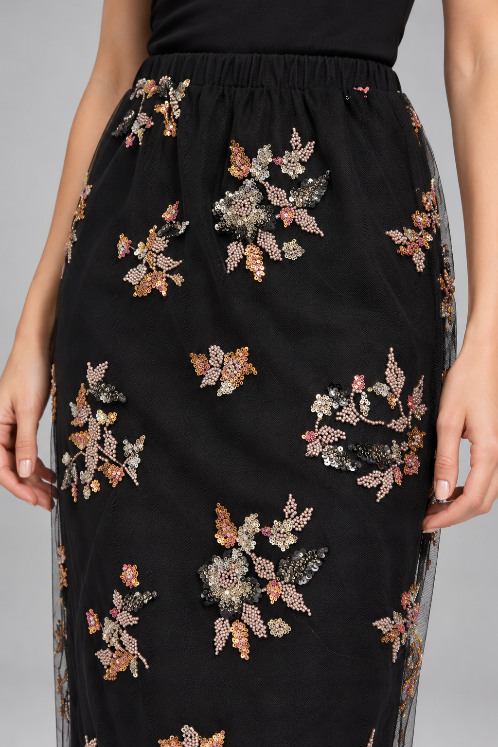 Gonna donna Imperial nera con decorazioni floreali - dettaglio su modella, elaborata con IA