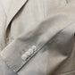 Dettaglio reale del tessuto e dei bottoni dell'abito Hugo Boss beige