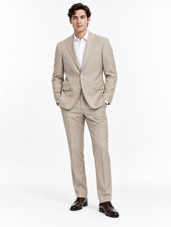 Abito completo Hugo Boss beige, vista frontale su modello