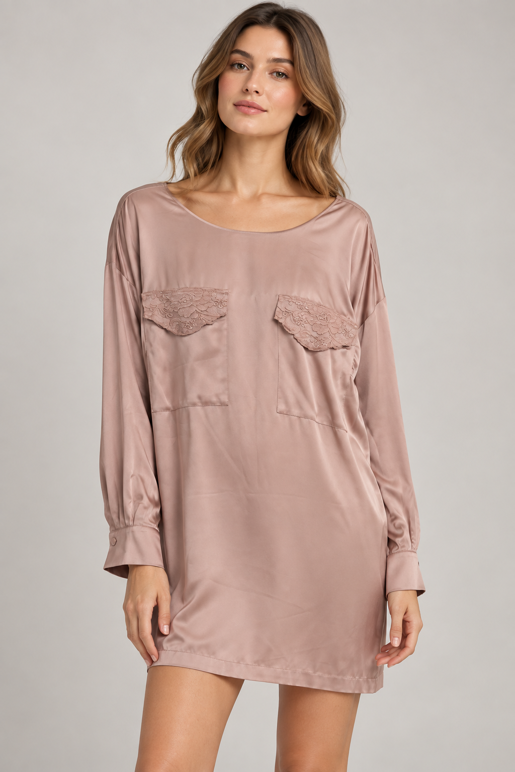 Abito Pinko rosa cipria con dettagli in pizzo - dettaglio su modella