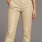 Pantaloni Pinko avorio effetto pelle - dettaglio su modella