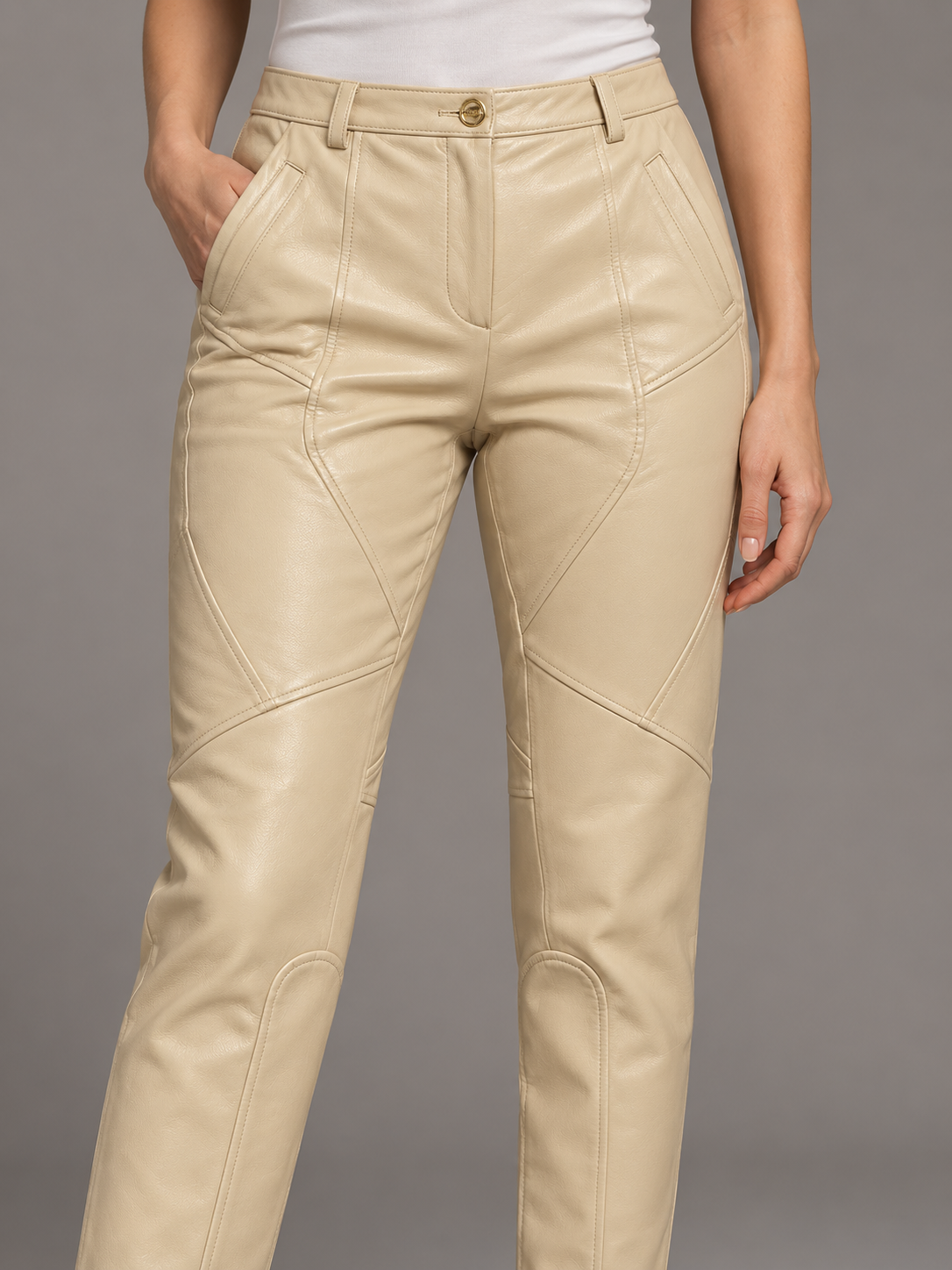 Pantaloni Pinko avorio effetto pelle - dettaglio su modella