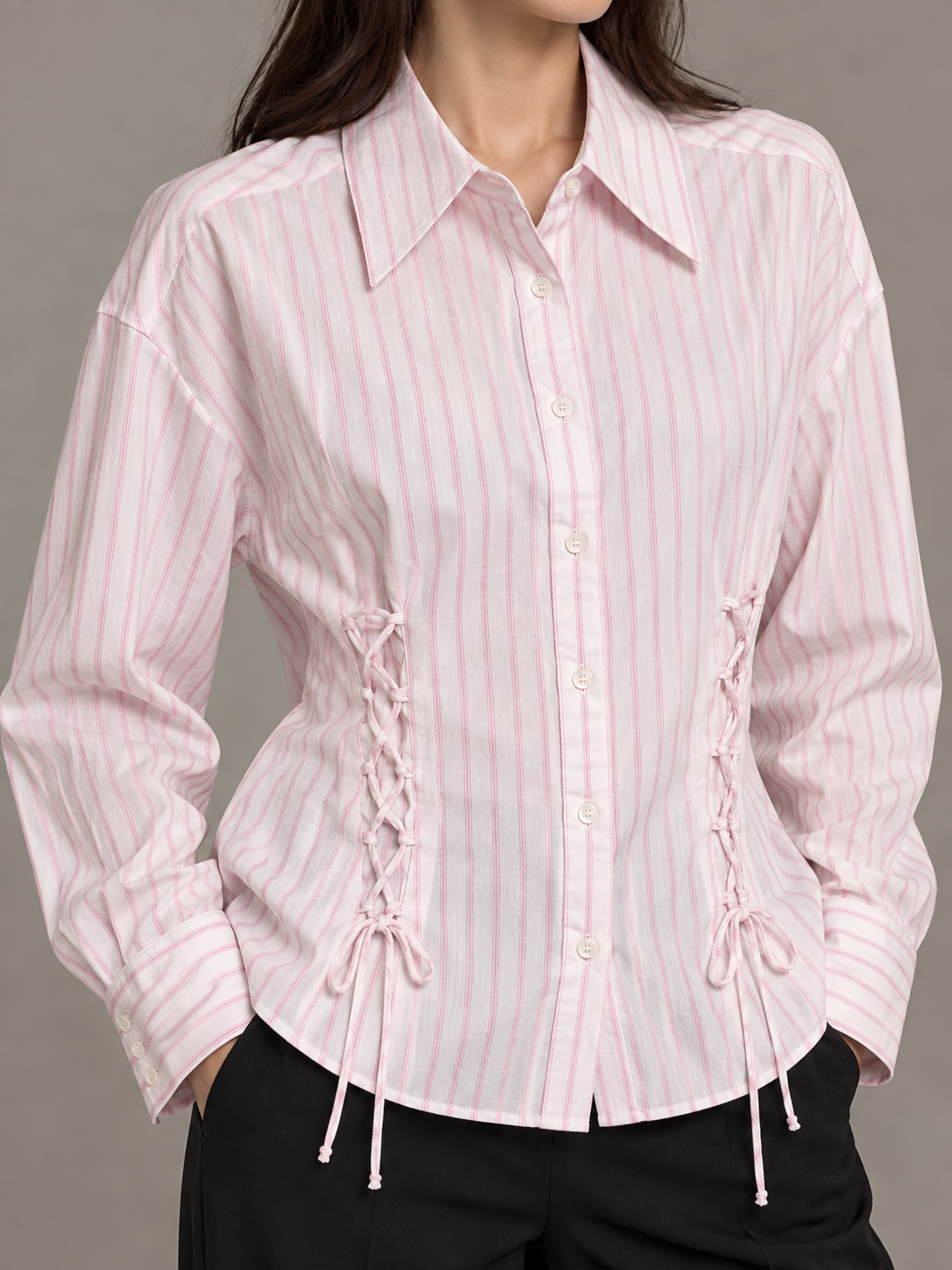 Camicia Pinko a righe rosa con lacci - dettaglio su modella