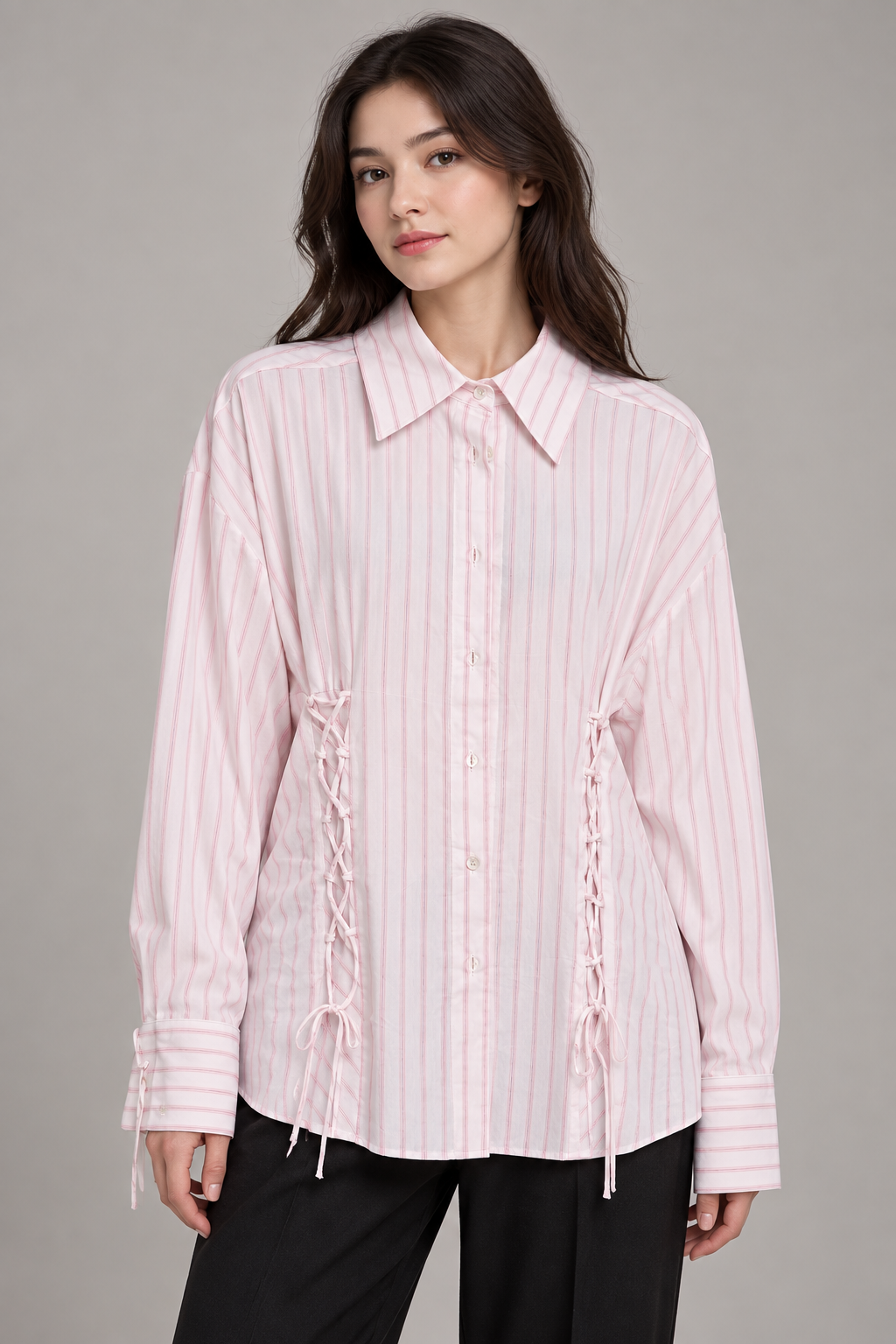 Camicia Pinko a righe rosa con lacci - fronte su modella