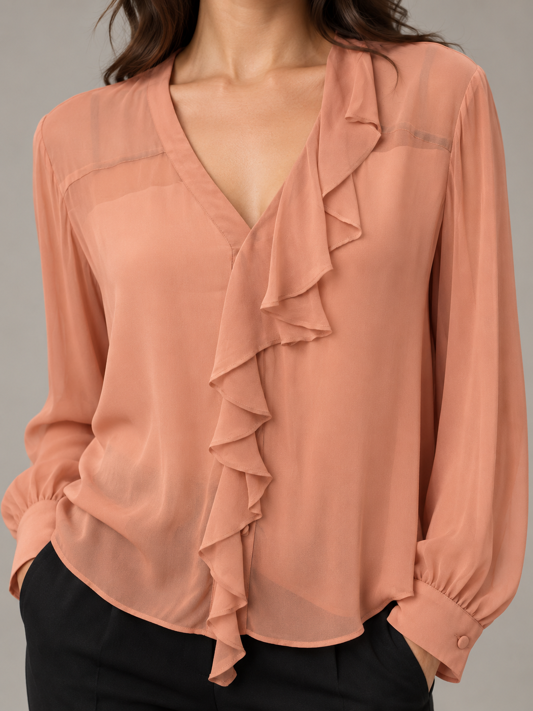 Blusa Pinko color pesca con volant - dettaglio su modella