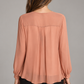 Blusa Pinko color pesca con volant - retro su modella