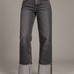 Jeans Please grigio scuro con maxi risvolto - dettaglio su modella