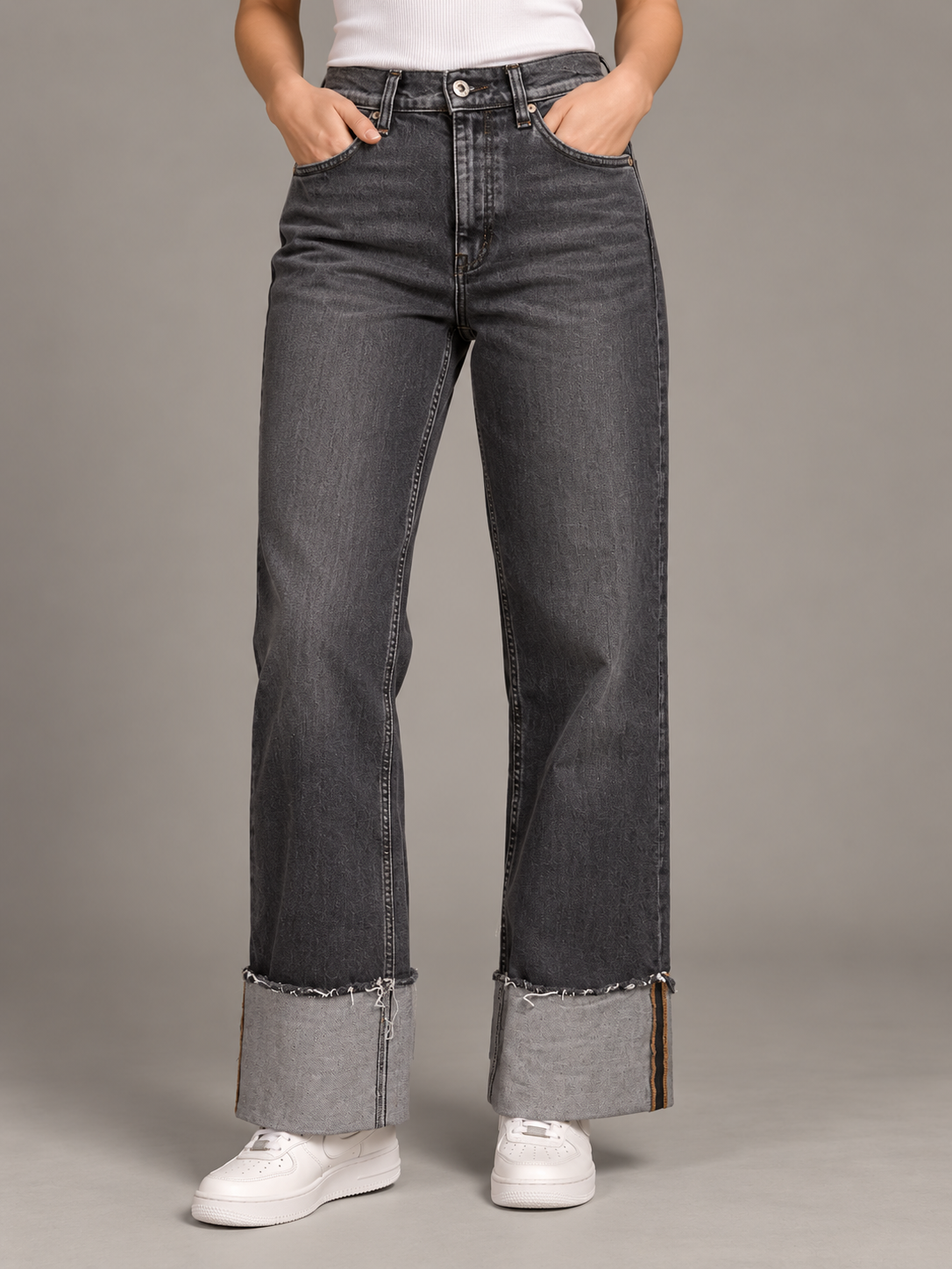 Jeans Please grigio scuro con maxi risvolto - dettaglio su modella
