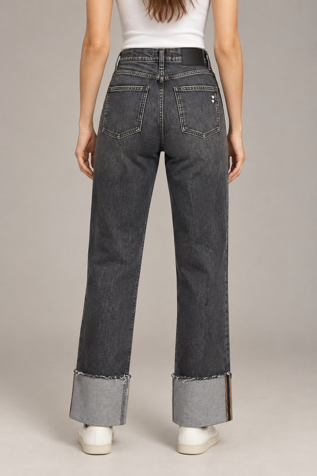 Jeans Please grigio scuro con maxi risvolto - retro su modella