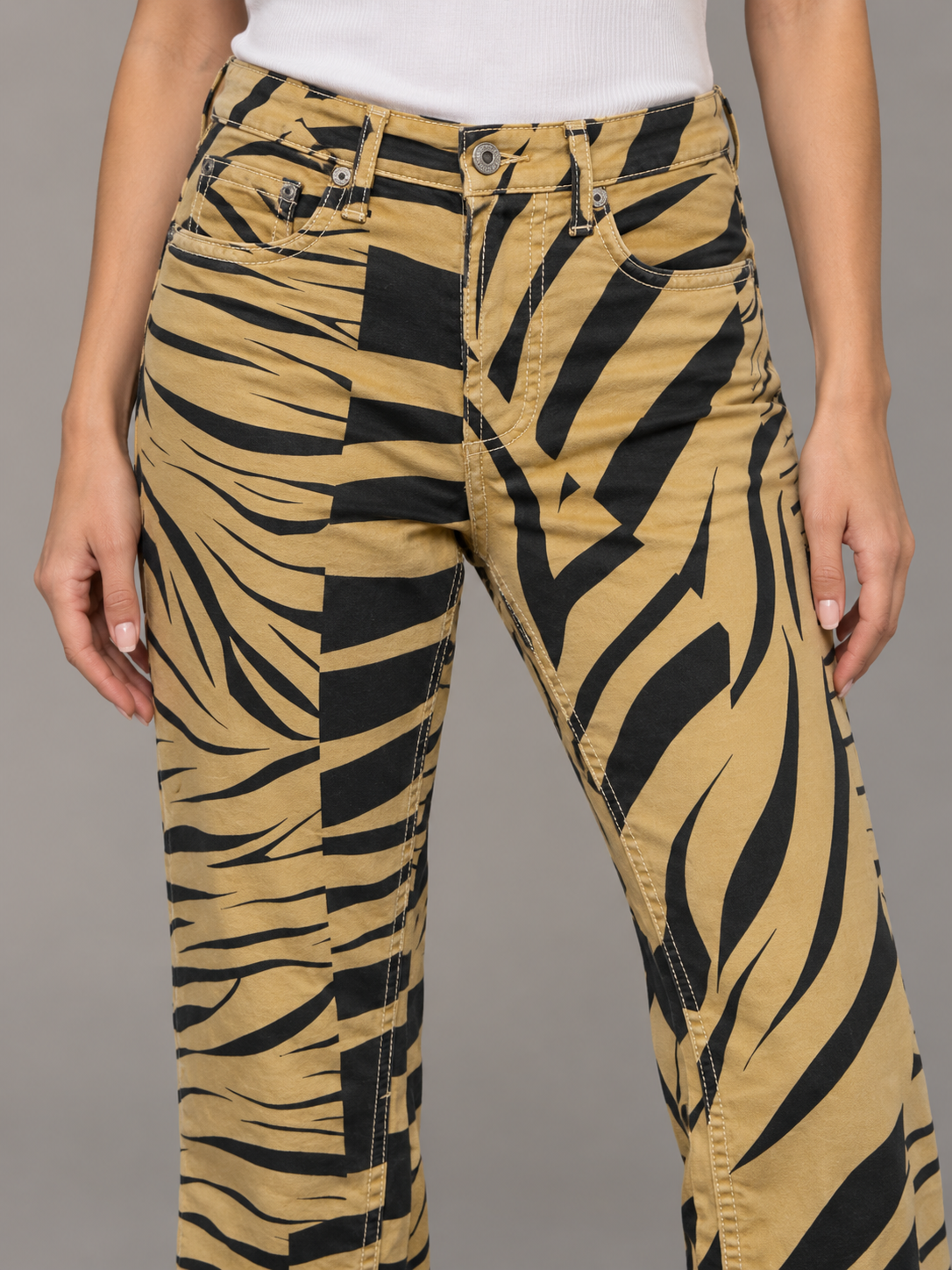 Pantaloni Please zebrati ocra e neri - dettaglio su modella