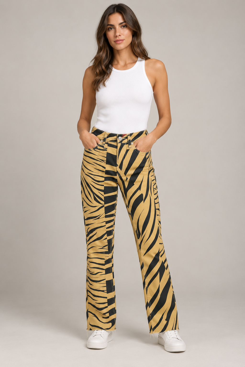 Pantaloni Please zebrati ocra e neri - fronte su modella