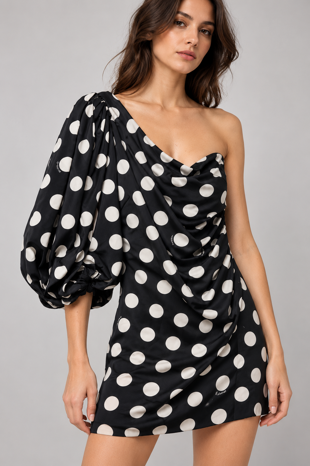 Abito Pinko monospalla nero a pois bianchi - dettaglio su modella